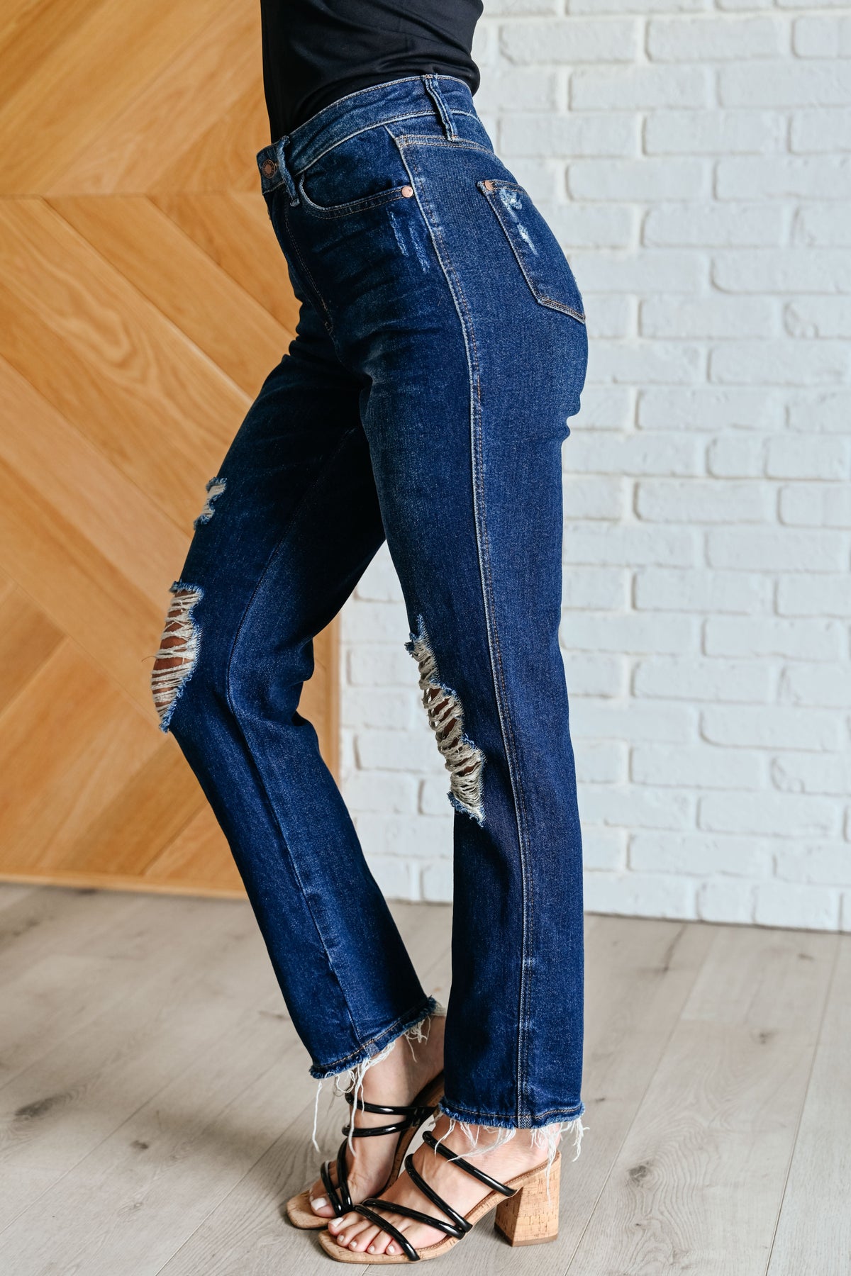 Judy Blue | Montana High Rise Rigid Magic Distressed Straight Jeans