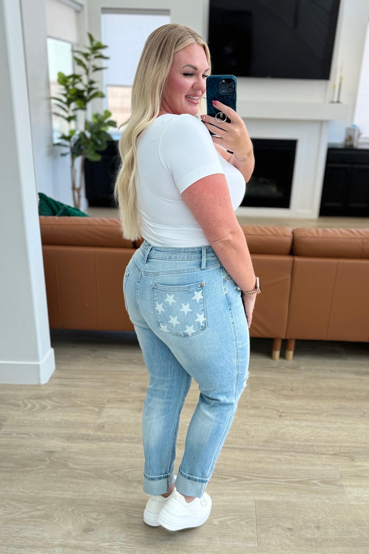 Judy Blue | Sam Mid Rise Star Pocket Boyfriend Jeans - becauseofadi